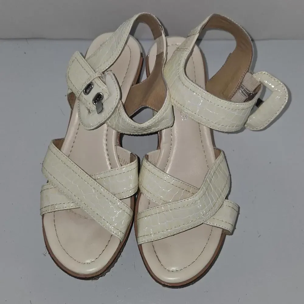 0244  Donald Pliner Judee White Platform Sandals Wedge Slingback‎ Size 8M